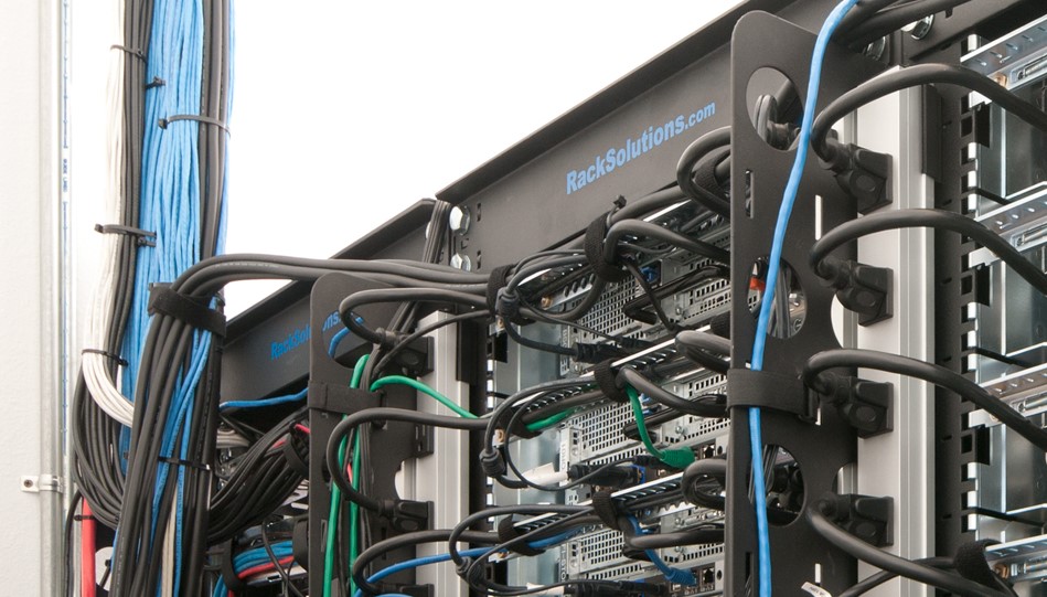 Best Cable Management System: Horizontal vs Vertical - RackSolutions