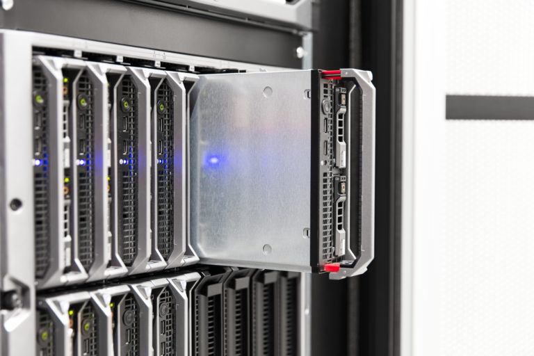 the-difference-between-a-blade-server-and-rack-server